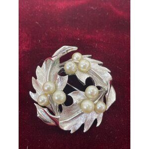 Vintage Trifari Silver Tone Leaf & Faux Pearl Brooch Pin Holly White Christmas